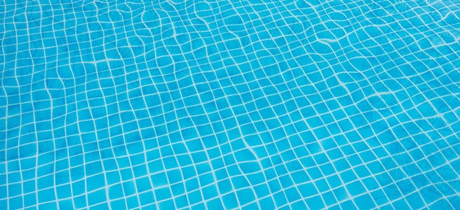 Was ist bei der Auswahl der Schwimmbadfarbe wichtig?