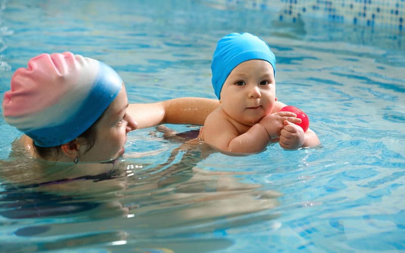 Baby im Schwimmbad