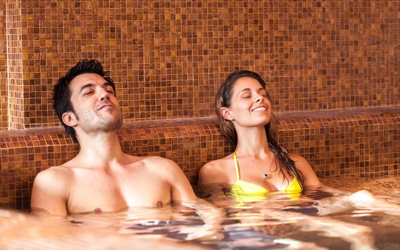 Mann und Frau entspannen im Thermalbad
