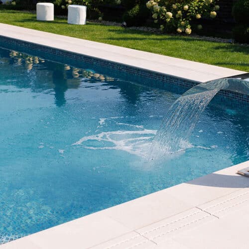 Schwimmbad reinigen » Tipps gegen hartnäckigen Kalk