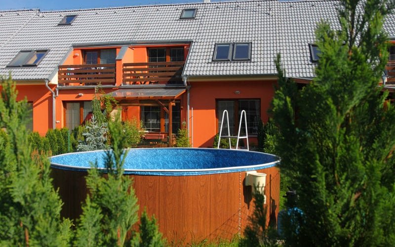 Stahlwandpool mit Holzverkleidung